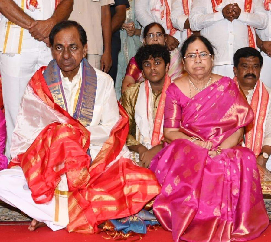యాదాద్రిలో కెసిఆర్ పూజలు కిలో బంగారం విరాళం యాదాద్రిలో కెసిఆర్ పూజలు కిలో బంగారం విరాళం