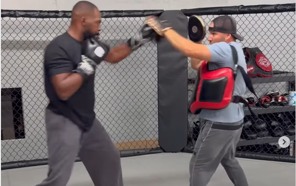 Джон Джоунс показа как се готви за Стипе Миочич