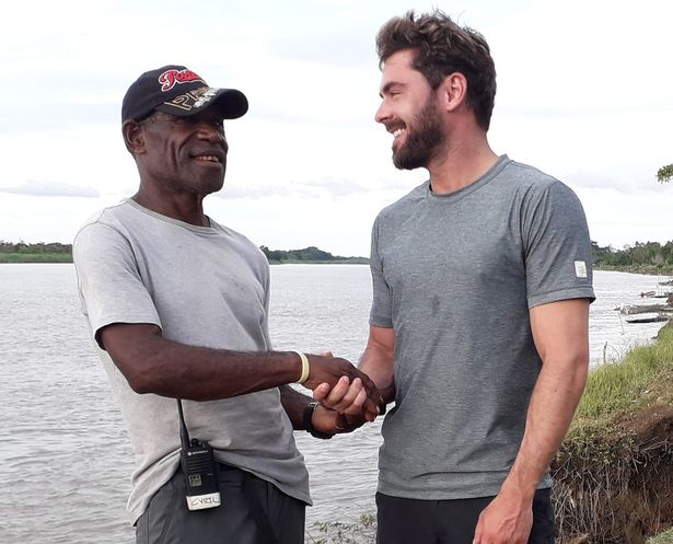 Zac Efron (kanan) menjelajahi Papua Nugini bersama pemandu Cyril Tara ketika ia jatuh sakit dengan virus mematikan.