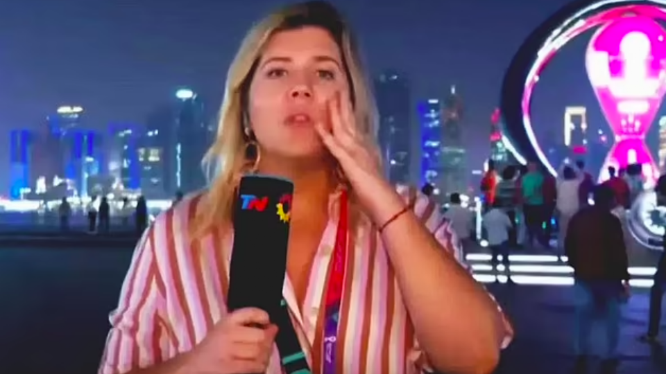 De no creer: Reportera se enlaza en vivo desde Qatar 2022 y aficionados abren su bolso y la roban