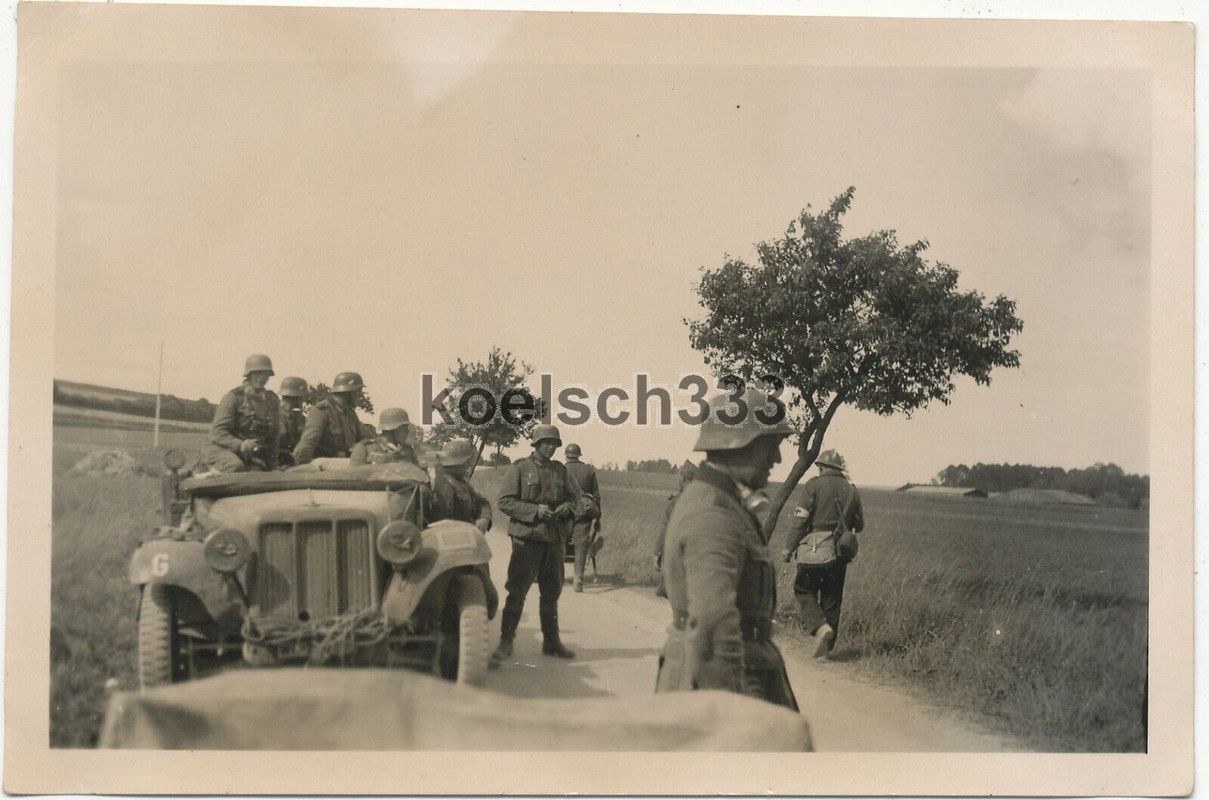 Foto gefangene französische Soldaten und Panzerjäger mit Panzer Halbkette 1940