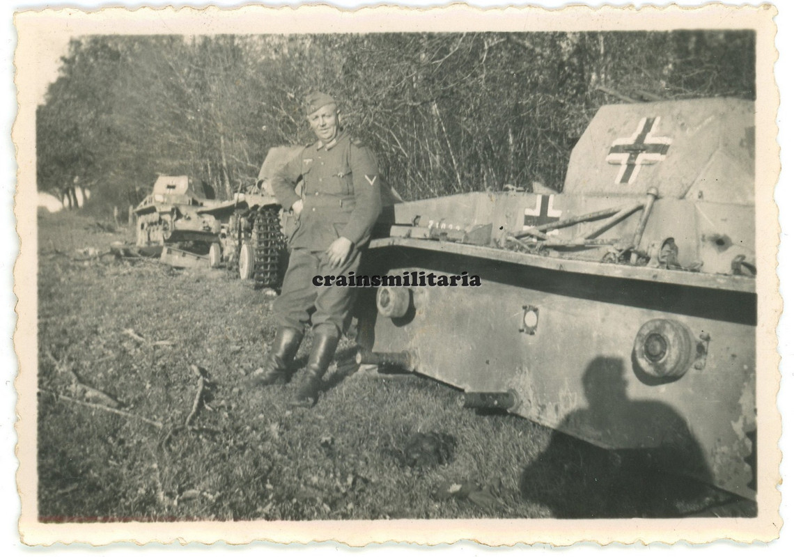 Orig. Foto Soldat mit zerstörte Panzer II Tank in Polen 1939