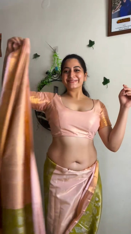 Kanduri Sri Ranga Sudha sexy big deep navel hole in green saree