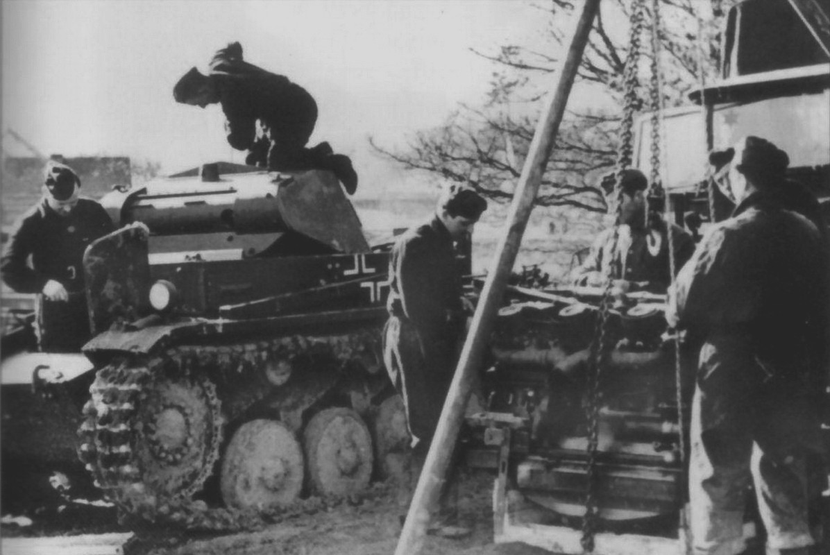 Обслуживание двигателя танка PzKpfw II из 2-й танковой дивизии вермахта (2. Panzerdivision) в полево
