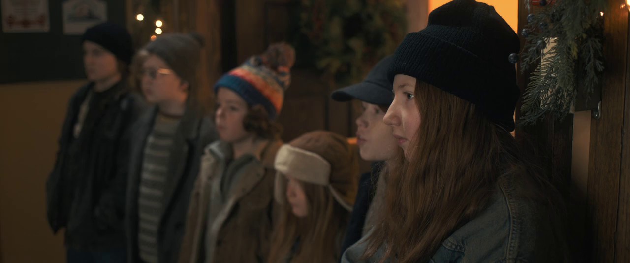 The-Best-Christmas-Pageant-Ever-2024-WEBRip-Hindi-English-720p-x264-AVC-HE-AAC-5-1-ESub-mkv-0000