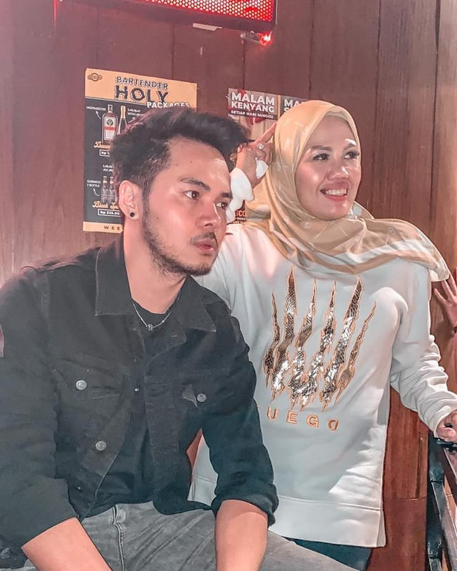Elly Sugigi dan sang kekasih, Aher