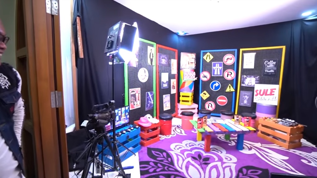Studio tempat syuting untuk Channel YouTube Sule