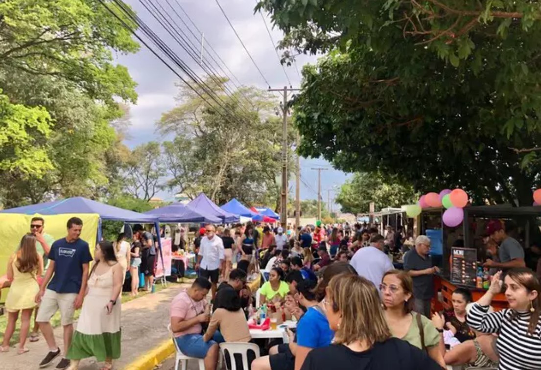 Pessoas transitando nas 'ruas' da Feira Bosque da Paz. (Foto: Jssica Fernandes)