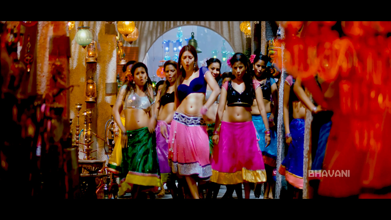 Shruti Haasan From Yevadu Hot Song 4K.mp4_snapshot_00.03.996
