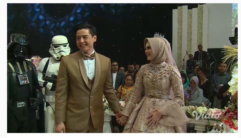 Resepsi pernikahan Cut Meyriska dan Roger Danuarta dikawal Darth Vader dan