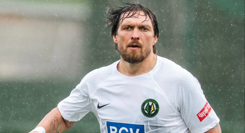 Александър Усик игра във футболен мач на ФК 'Полисия'