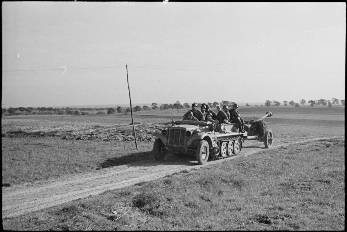 Un semi-chenillé Sd.kfz.10 Demag tractant un canon antichar 5 cm PaK 38 ou 7,5 cm PaK 40.