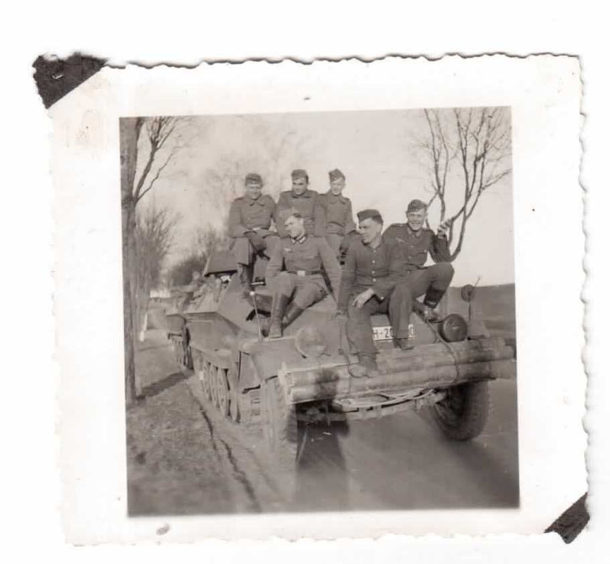 Foto 2.WK Soldaten auf Sdkfz Schützenpanzer von 