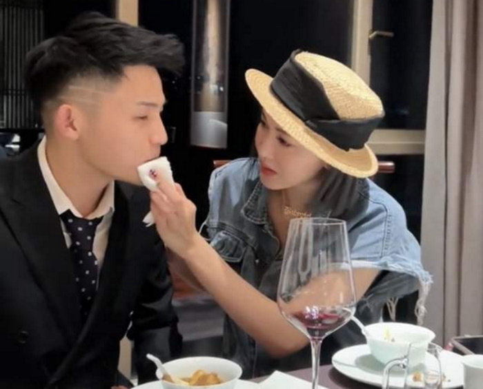 Гонконгская актриса и певица шокировала пользователей Сети заигрываниями за ужином с женатой интернет-знаменитостью
