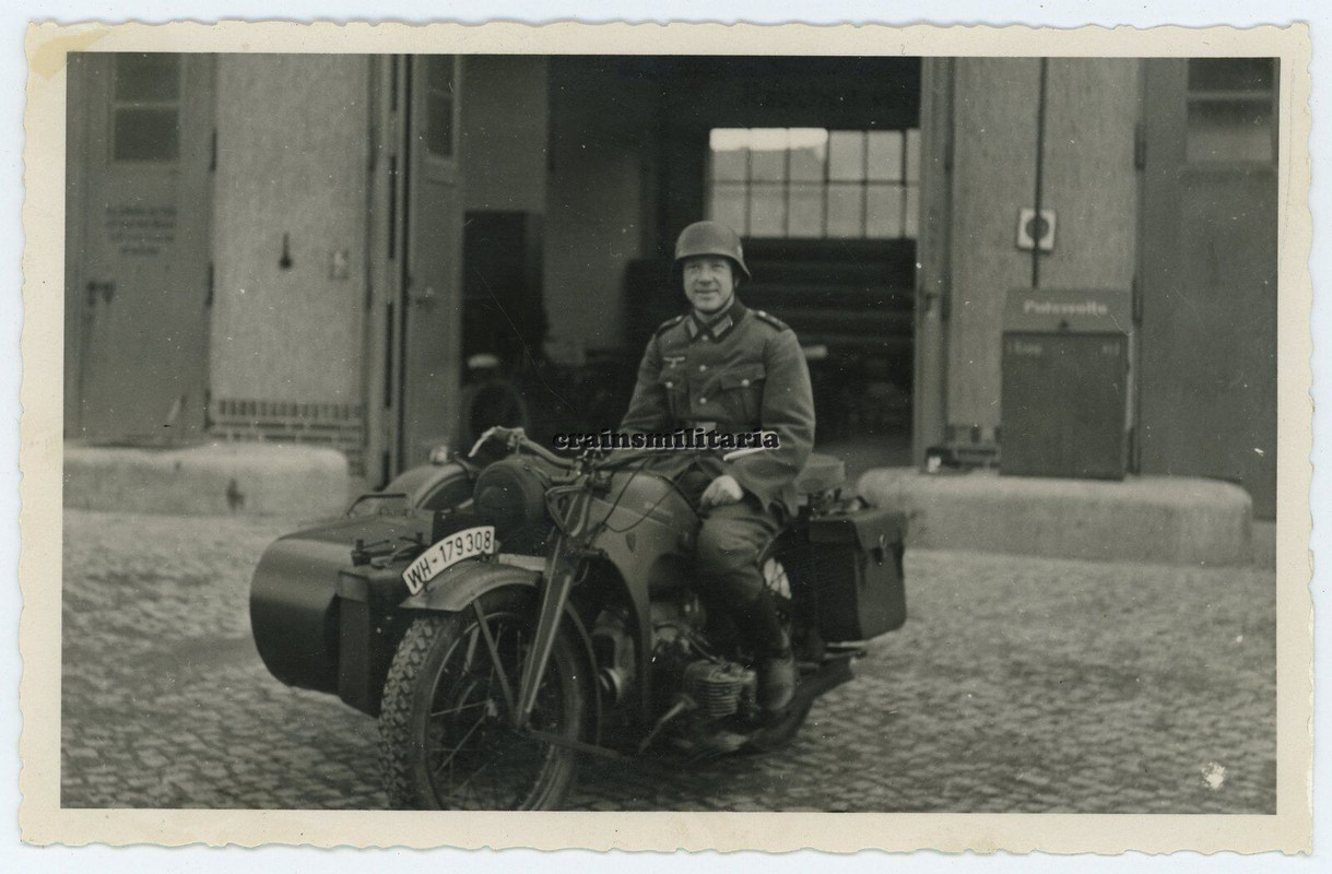 Orig. Foto Zündapp Kradmelder in Kaserne Kf.Ers.Abt.15 RUDOLSTADT Motorrad 1940