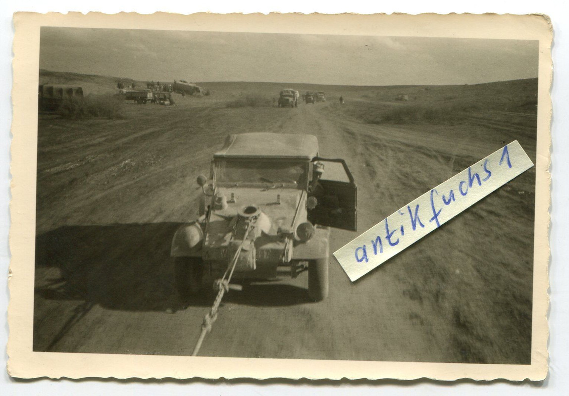 VW-Kübelwagen wird abgeschleppt beim Afrikakorps in Afrika im 2.