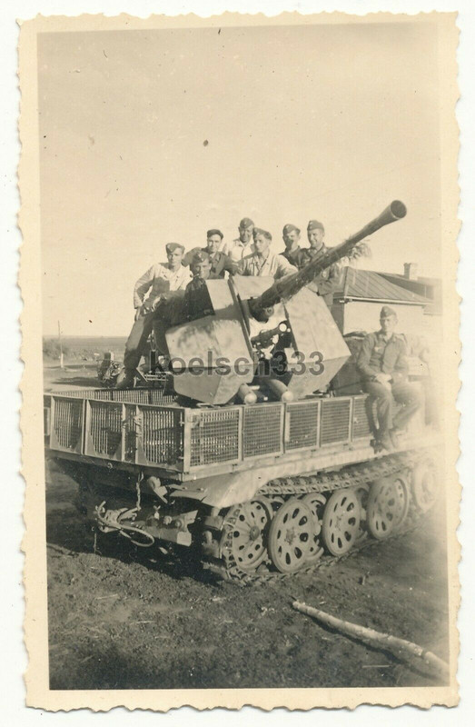 Foto Soldaten der Luftwaffe auf Panzer Halbkette mit Flak Geschütz ! Sd.Kfz. !