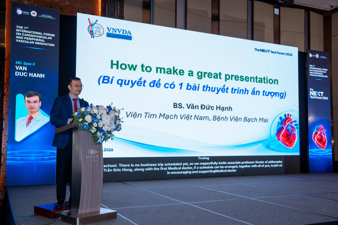 Bác sĩ trẻ và học viên đặt câu hỏi tương tác trực tiếp với các chuyên gia đầu ngành