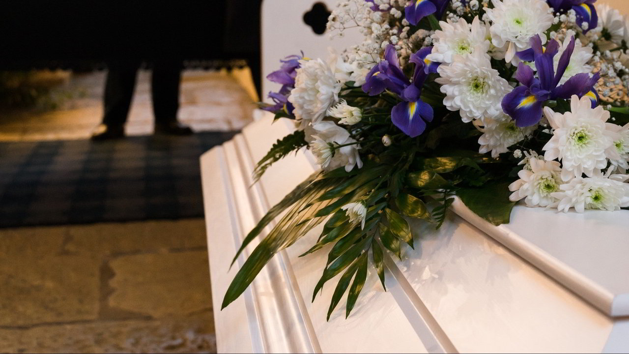 malasanita bambina dichiarata morta si risveglia al suo funerale