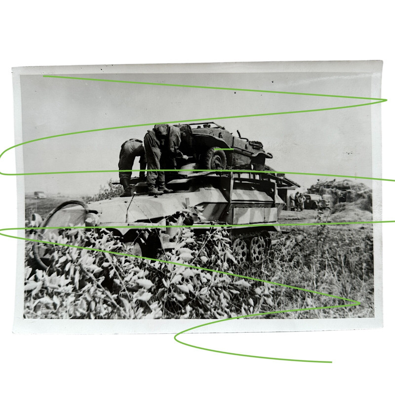 Original Foto getarnte Fahrzeuge schwimmwagen Schützenpanzerwagen Sd.Kfz.  (1)