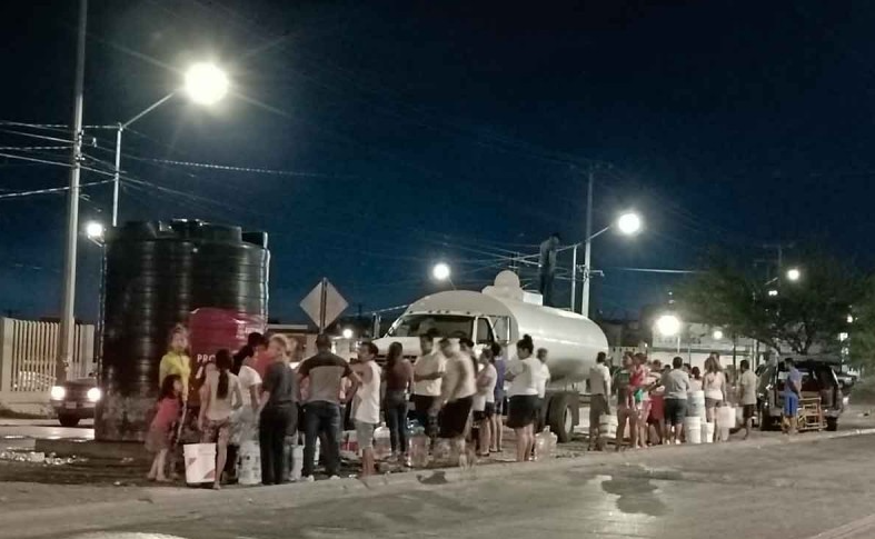 Presuntos sicarios roban pipa con 10 mil litros de agua potable en Nuevo León