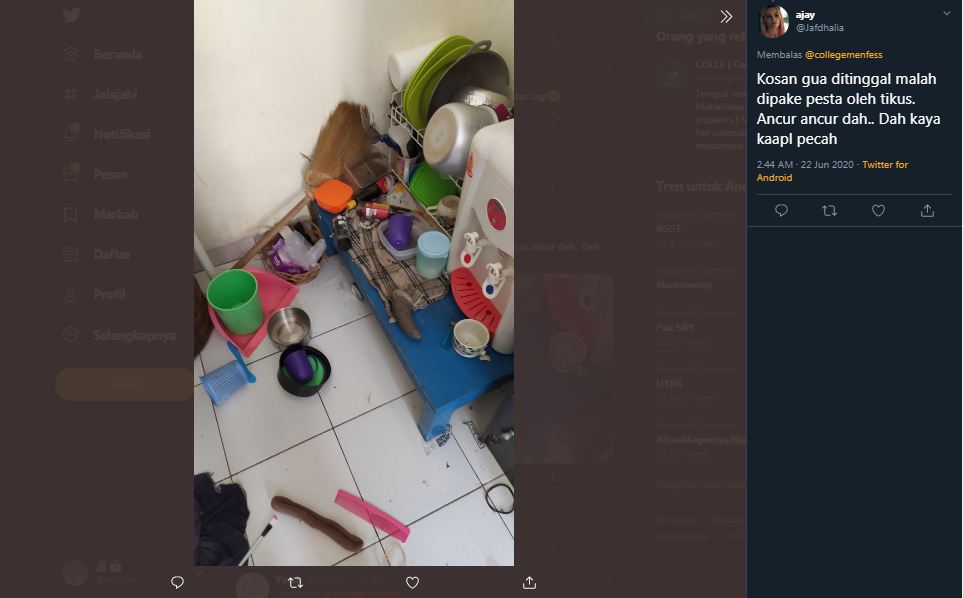 Di tinggal pulang kampung, barang-barang di kos-kosan diacak-acak oleh tikus.