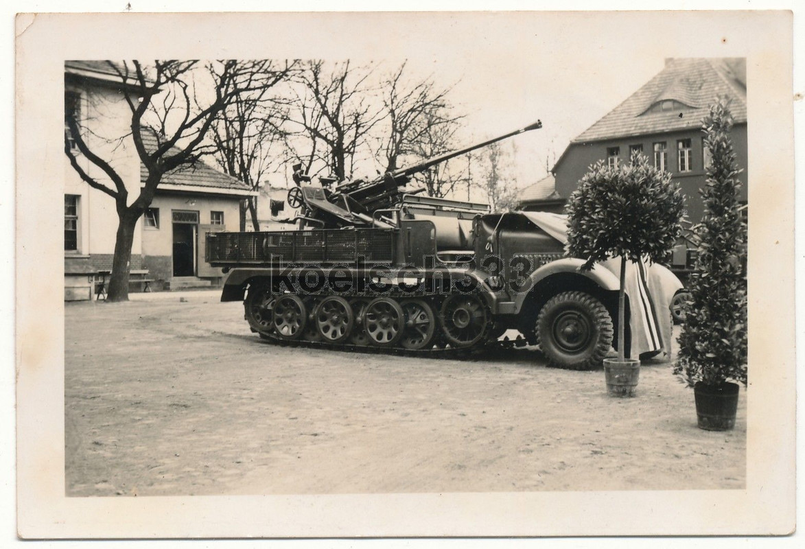 Foto Panzer Halbkette mit 3,7cm Flak Artillerie Geschütz Heeresflak Sd.Kfz.