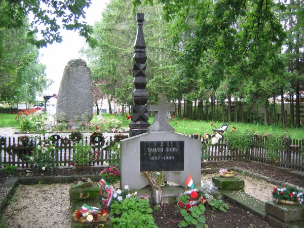 03-Farkaslaka-Tamasi-Aron-sirja