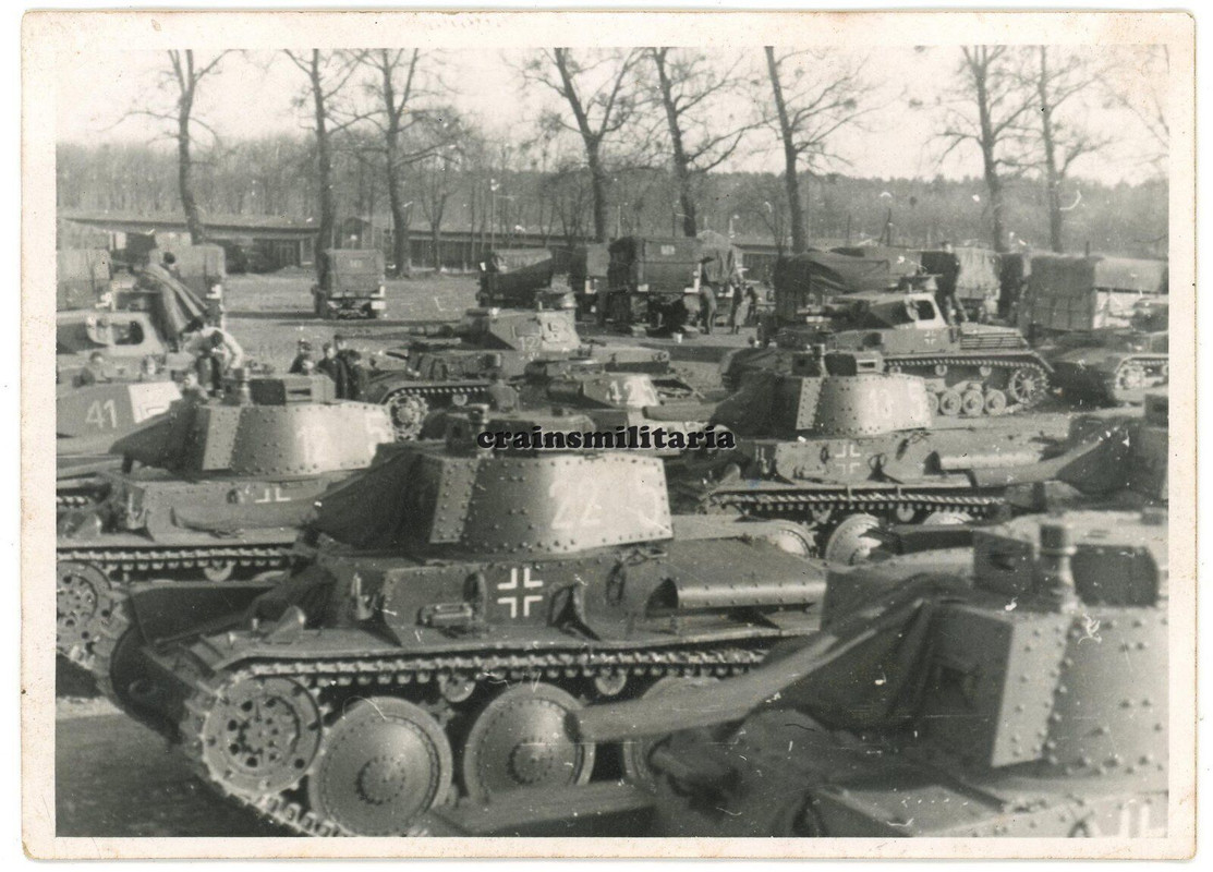 Orig. Foto Panzer 38 (t) Beute Tank Pz.Rgt.29 in Lager in Estland Polen 1941