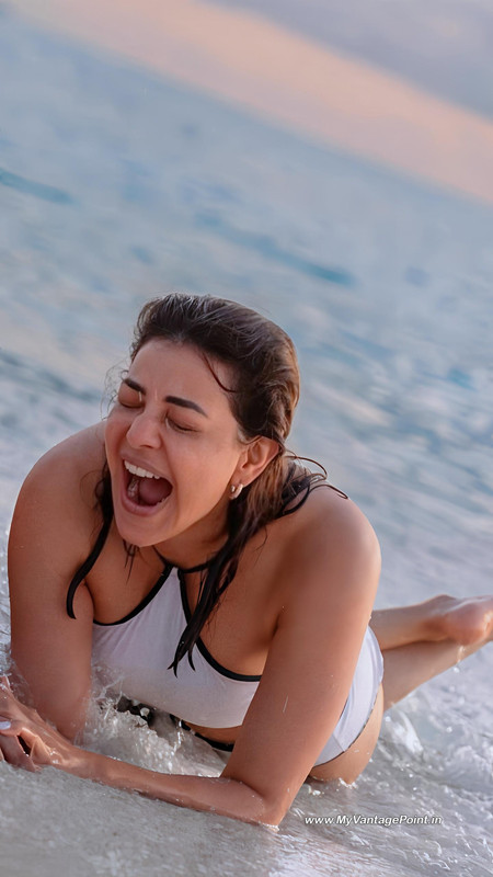 mobile-wallpaper-of-kajal-aggarwal-in-white-bikini