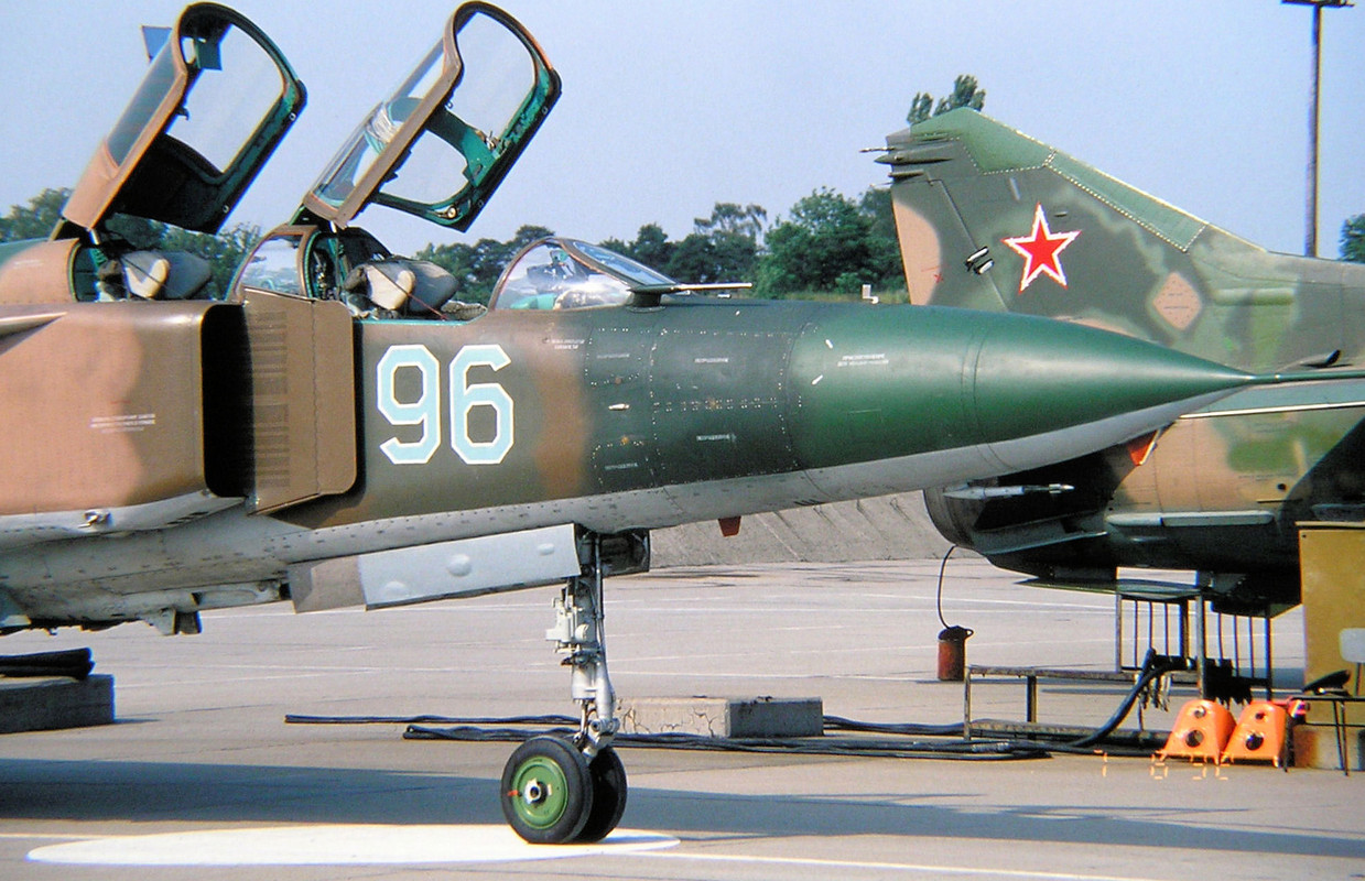559 APIB Mig-23UB 96 Blue_3901509 (3)
