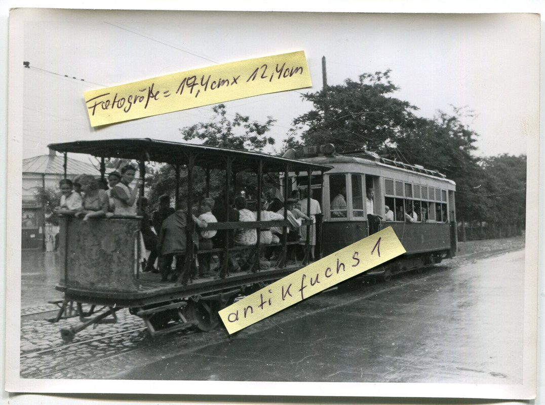 Straßenbahn mit Einheimischen in Pjatigorsk in Rußland im 2.WK