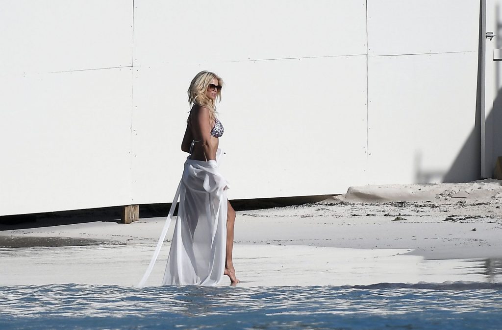 Victoria-Silvstedt-Sexy-upskirtstars-com-8