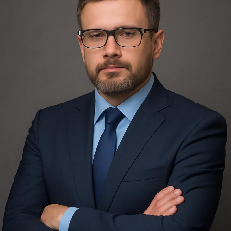 Андрей Петров — портрет эксперта по логистике переездов, фото в студии с фокусом на профессиональный вид