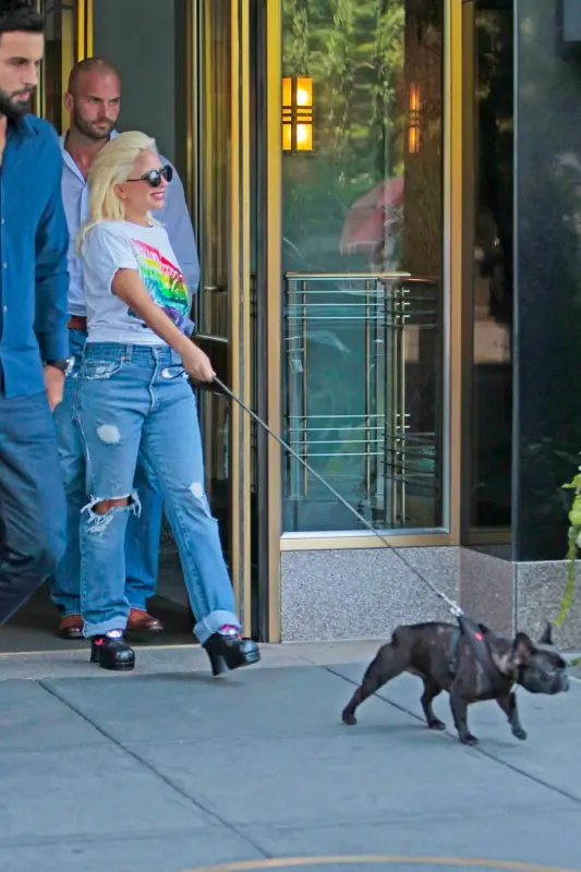 6-26-15-Leaving-her-apartment-in-NYC-001