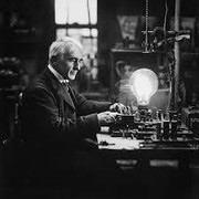 Thomas Edison segurando lâmpada incandescente