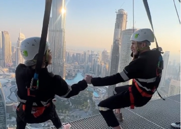 Verrell Bramasta dan Natasha Wilona saat mencoba pengalaman seru di Sky Views Dubai.