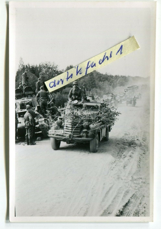 Deutscher Schützenpanzer mit Ästen getarnt an der Rußland-Front 1941