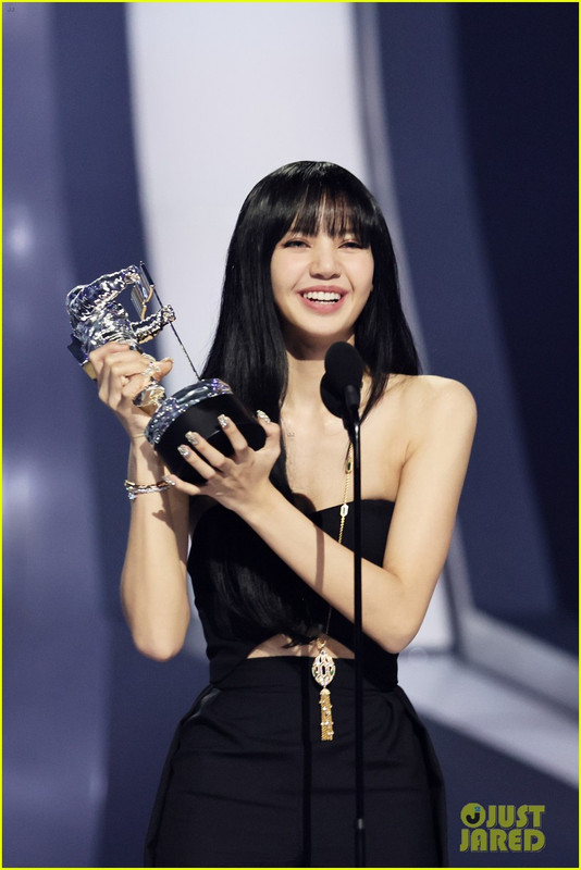 blackpink-lisa-wins-best-kpop-makes-history-vmas-05