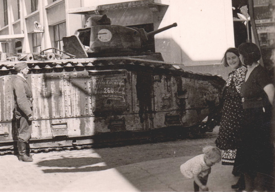 Wehrmachtssoldat und ein zerstörten B1 Panzer ne