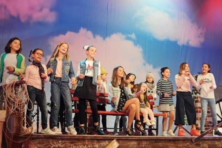 [Slika: Karolina-Obicen-neobicen-den-folder.jpg]