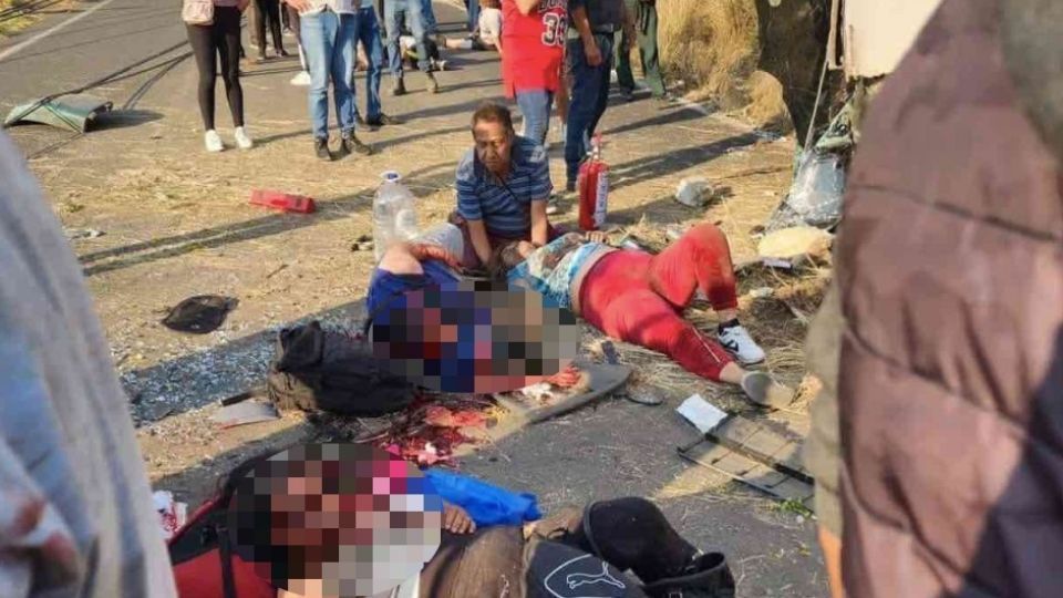 Tragedia en pleno Jueves Santo: Camión de pasajeros vuelca en la México- Toluca; deja 4 muertos