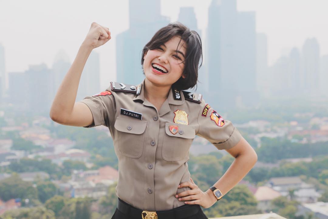 7 Potret memesona Dwi Jayanti, Polwan 'geulis' dari Bandung