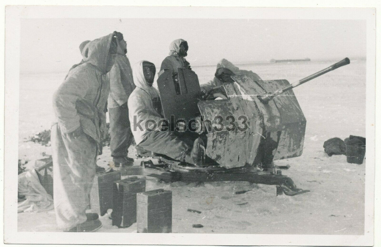 Foto Winterschlacht im Osten ! Kanoniere am 2cm Flak Geschütz ! Fliegerabwehr !