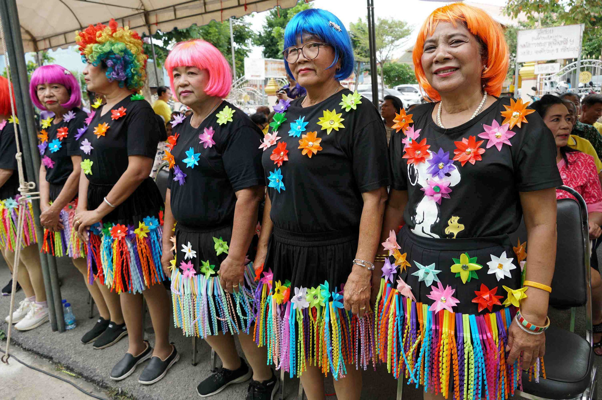 “ลำวงอีหลอด”จากหลอดพลาสติก  (1)