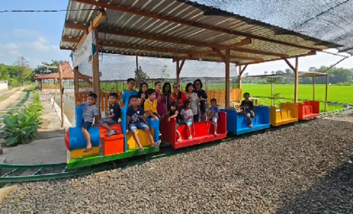Lokamerta  di Desa Tirtomarto, Kecamatan Cawas, Kabupaten Klaten, Jawa Tengah menawarkan wahana kereta api yang berjalan melintasi lahan persawahan.