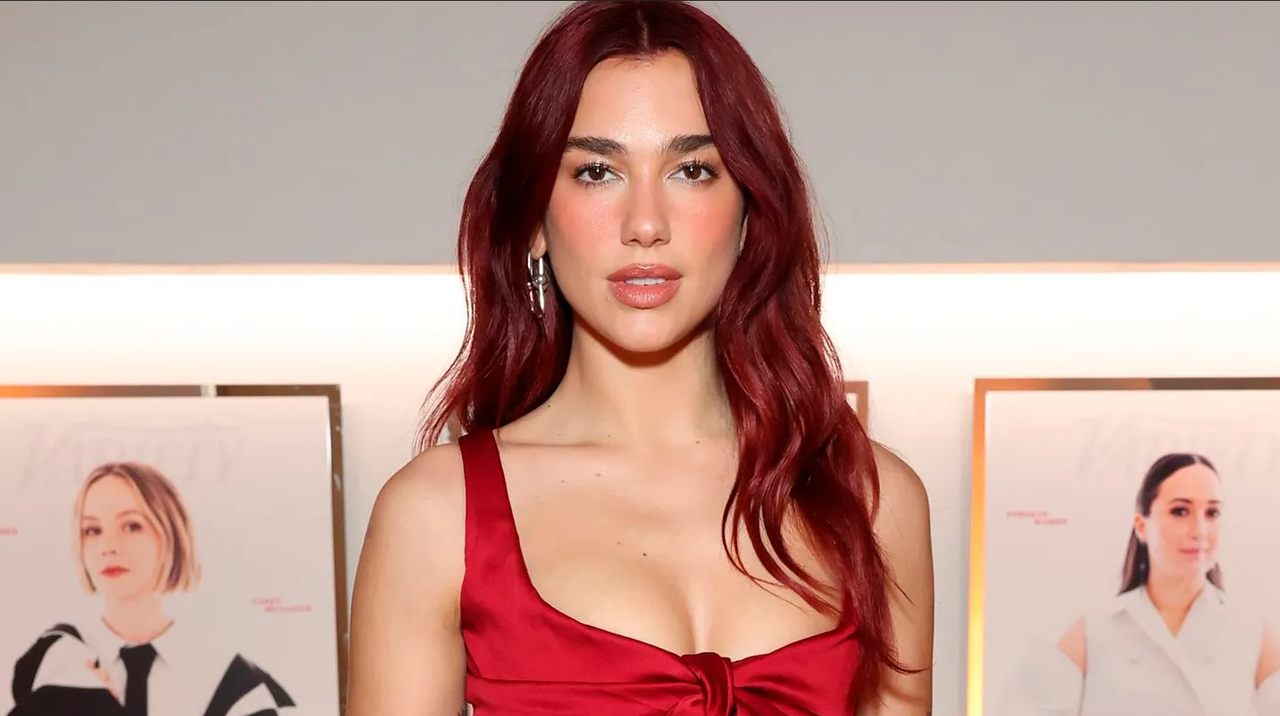 Captan a Dua Lipa y Callum Turner muy cariñosos en una cita romántica en París