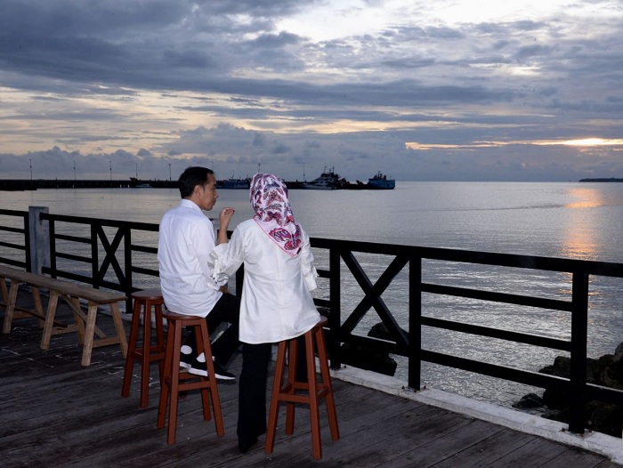 Jokowi dan Iriana tampak menikmati senja di Kaimana sembari berbincang hangat berdua.