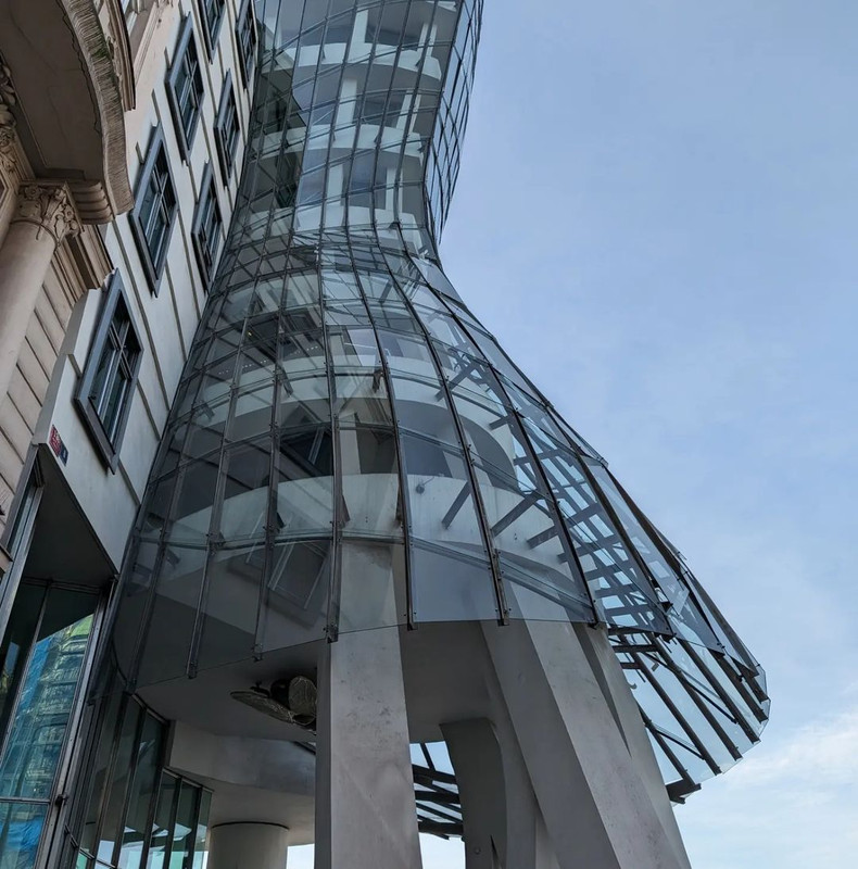 Dancing-House-02