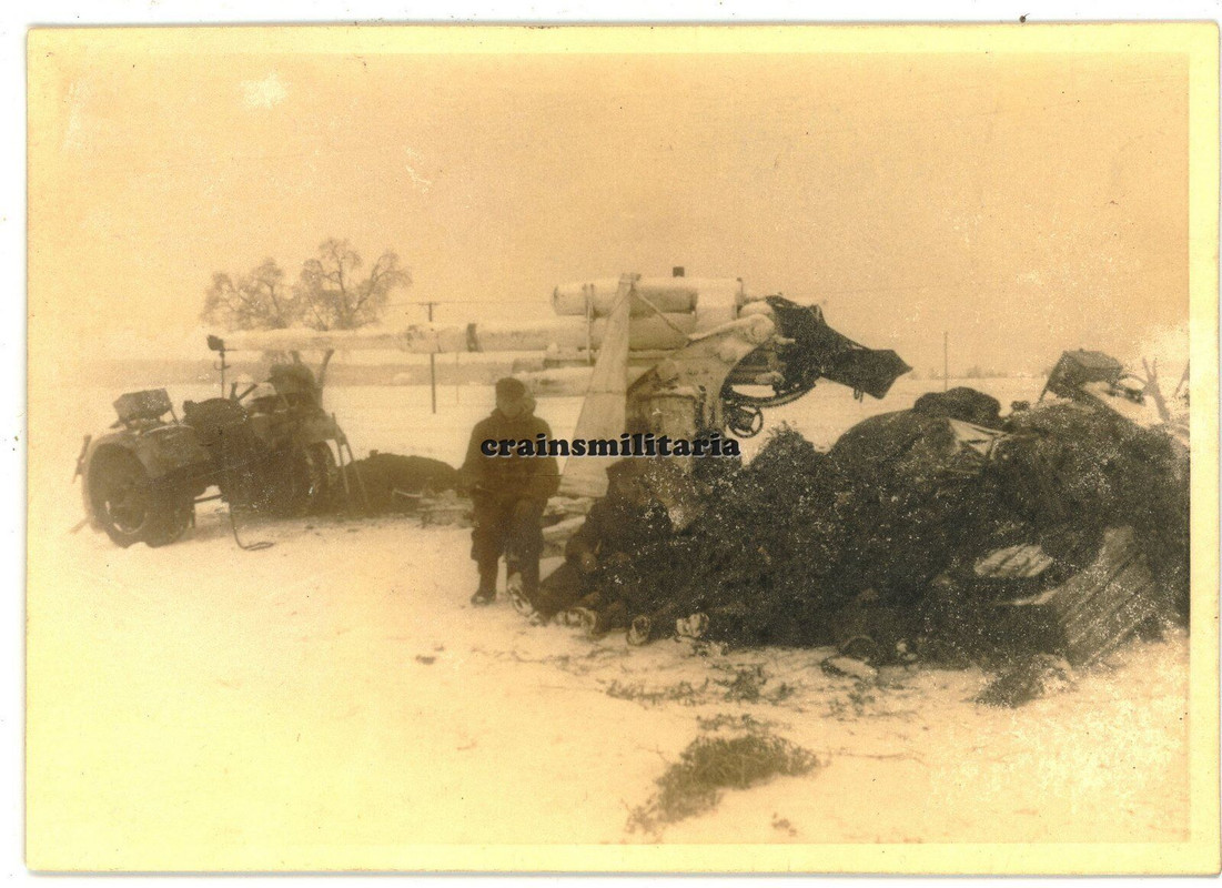 Orig. Foto 8,8 cm schwere Flak Geschütz m. Winter Tarn Camo in Rumänien 1944